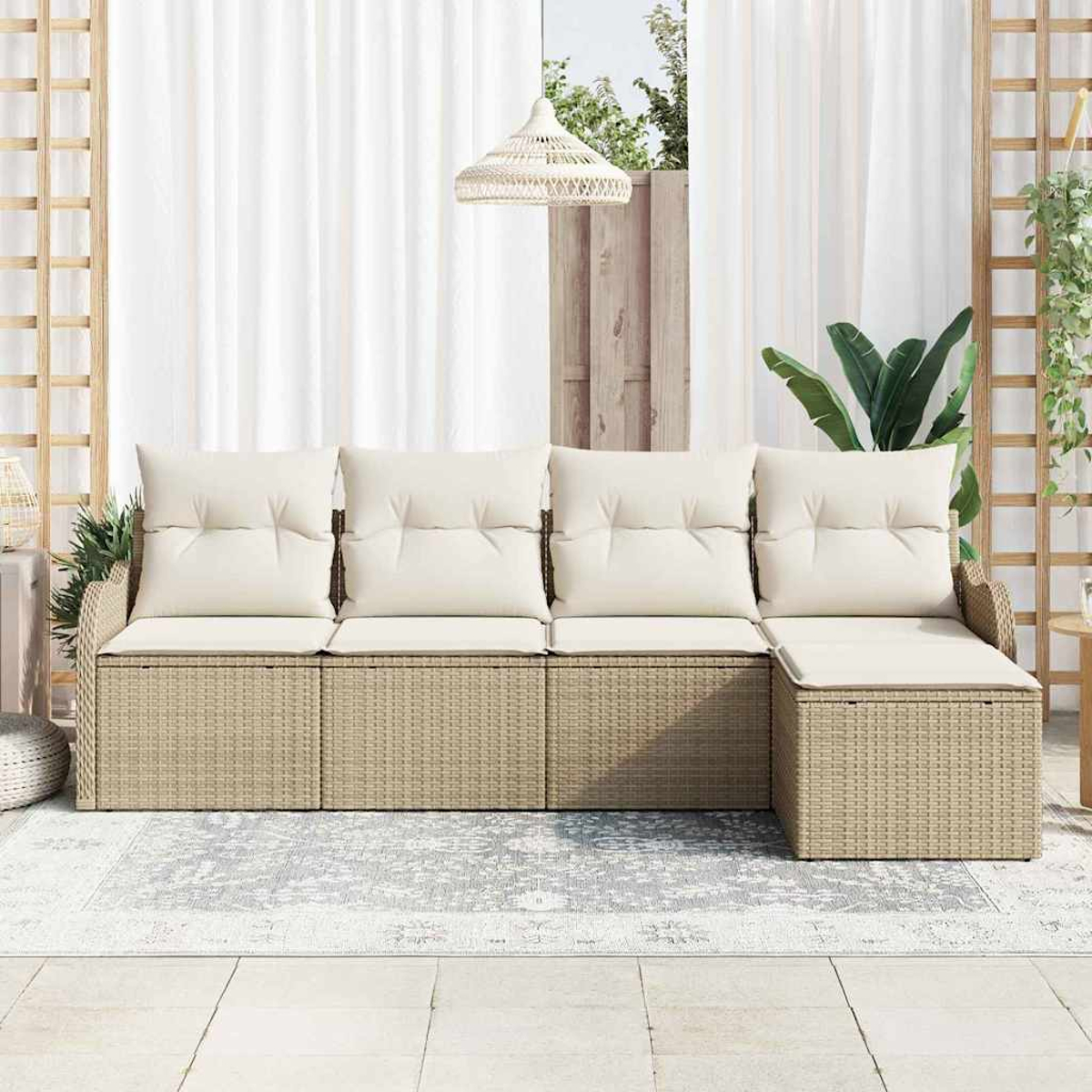 Outdoor-Ecksofa mit beigen Kissen, Korbboden und hellgrauem Teppich. Weiße Vorhänge und eine gewebte Lampe im Hintergrund.