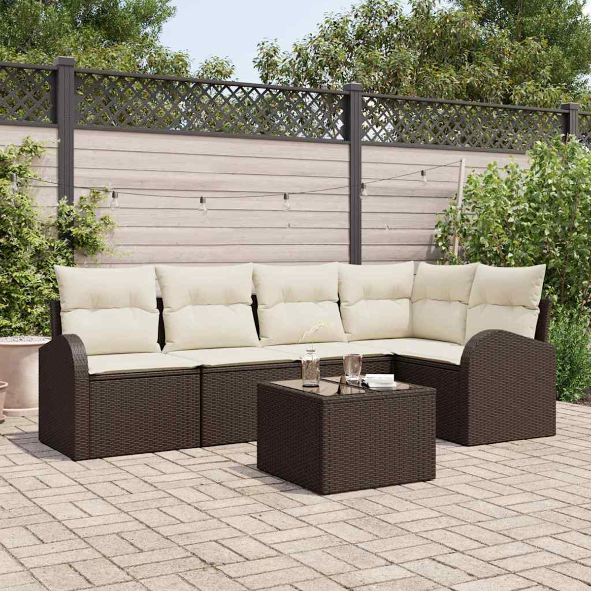 Outdoor-Ecksofa mit beigen Kissen und einem kleinen Tisch auf einer Ziegelterrasse. Im Hintergrund ein Holzzaun und Grün.