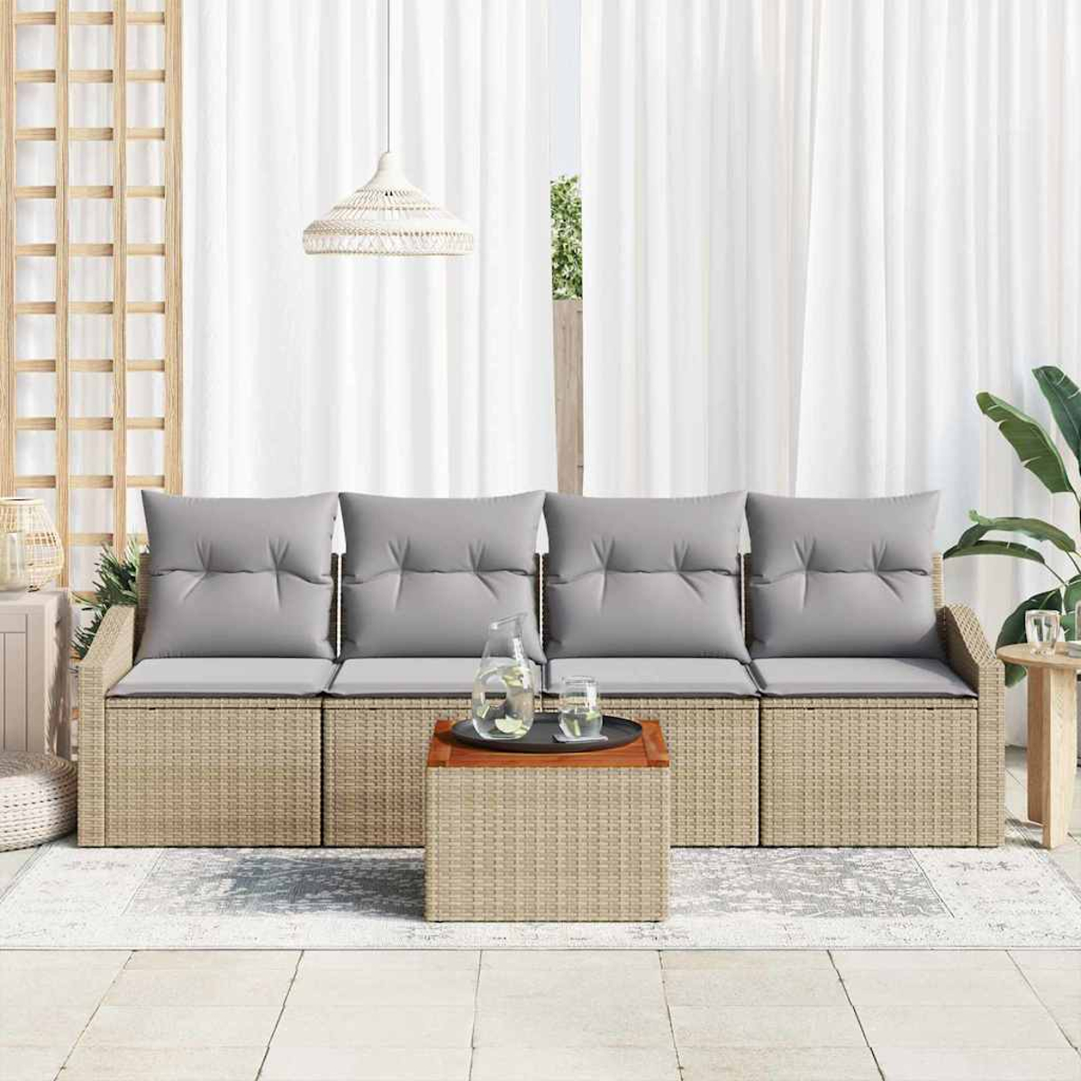 Korbsofa mit grauen Kissen, ein Couchtisch mit Tablett und weißem Vorhang, sonnige Außenszene.