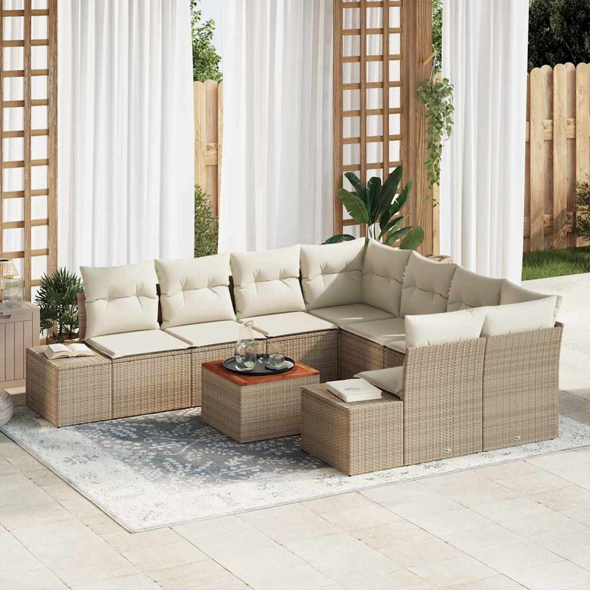 Outdoor-Ecksofa mit cremefarbenen Kissen, Couchtisch, Teppich und weißen Vorhängen im Hintergrund. Pflanzen sind sichtbar.