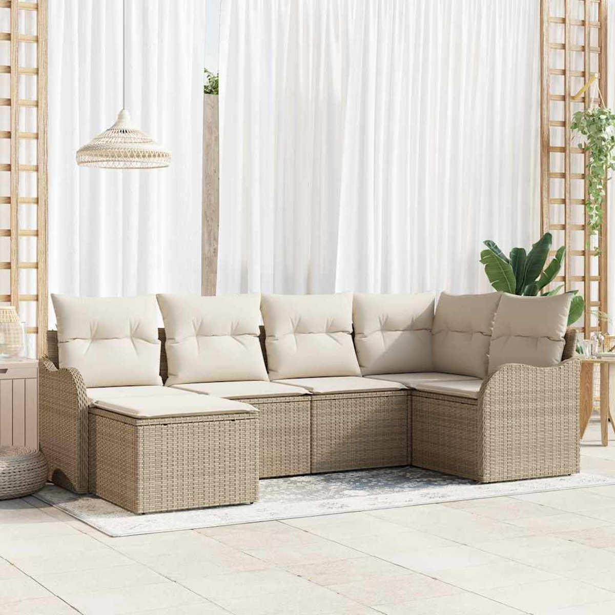 Ein beiges Rattan-Ecksofa mit cremefarbenen Kissen steht auf einer Terrasse. Im Hintergrund befinden sich weiße Vorhänge. Eine gewebte Pendelleuchte hängt.