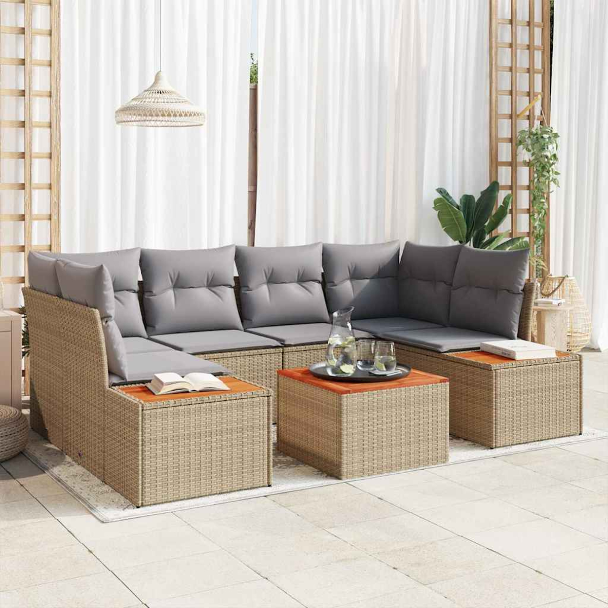 Outdoor-Ecksofa mit grauen Kissen und zwei passenden Couchtischen. Klare Gläser und ein Buch sind sichtbar.