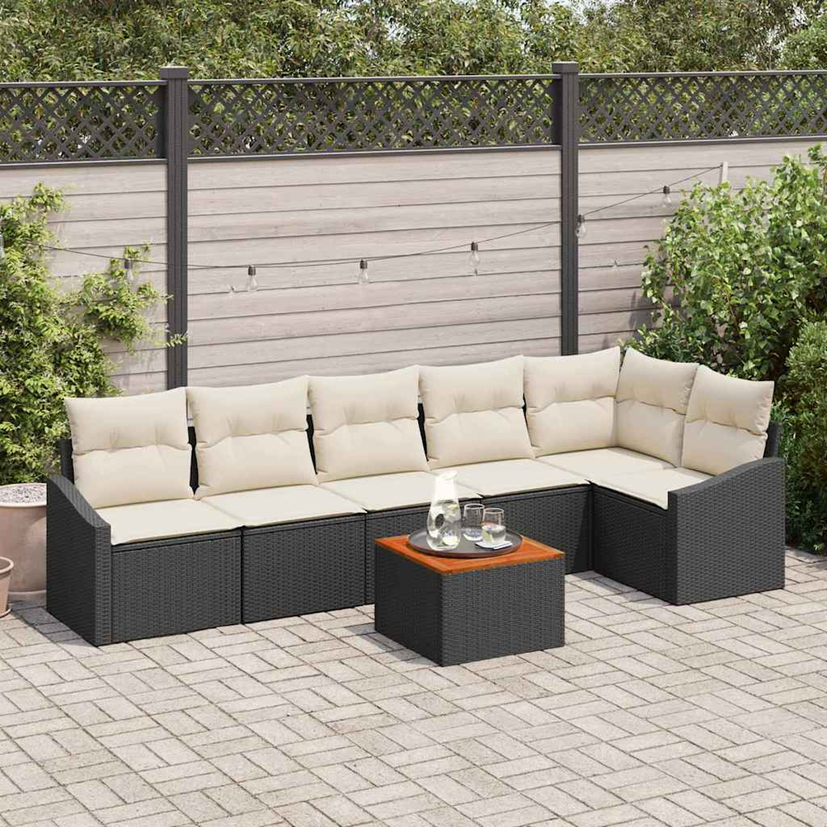 Outdoor-Ecksofa mit cremefarbenen Kissen und einem kleinen Tisch mit Getränken. Auf einer Ziegelterrasse mit Holzzaun im Hintergrund.