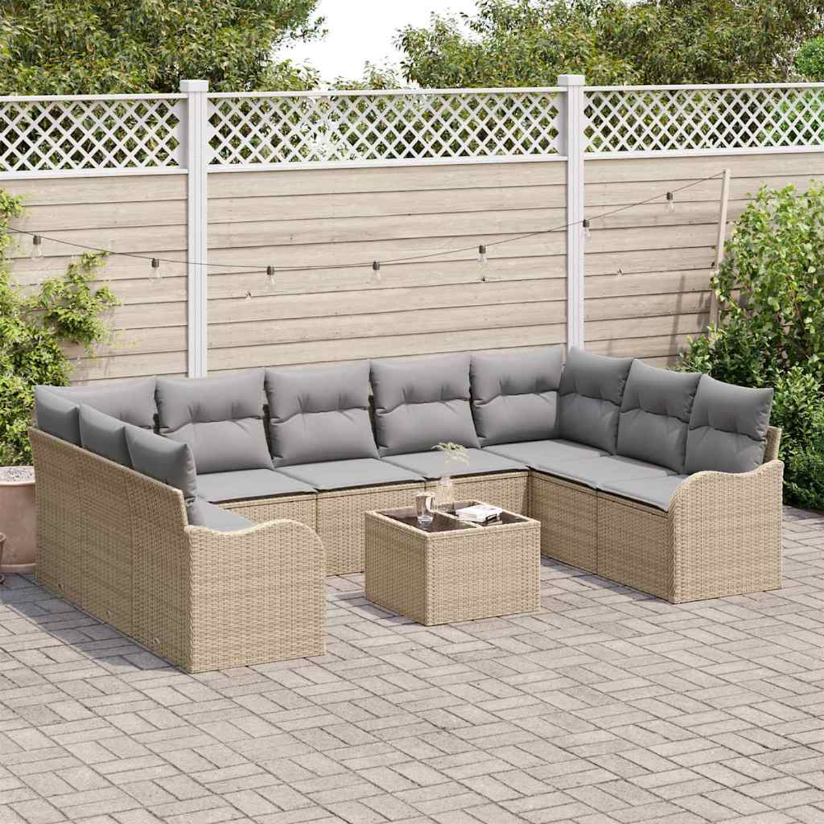 Gartensofa mit grauen Kissen und kleinem Tisch auf einer Terrasse. Holzzaun und Pflanzen im Hintergrund.