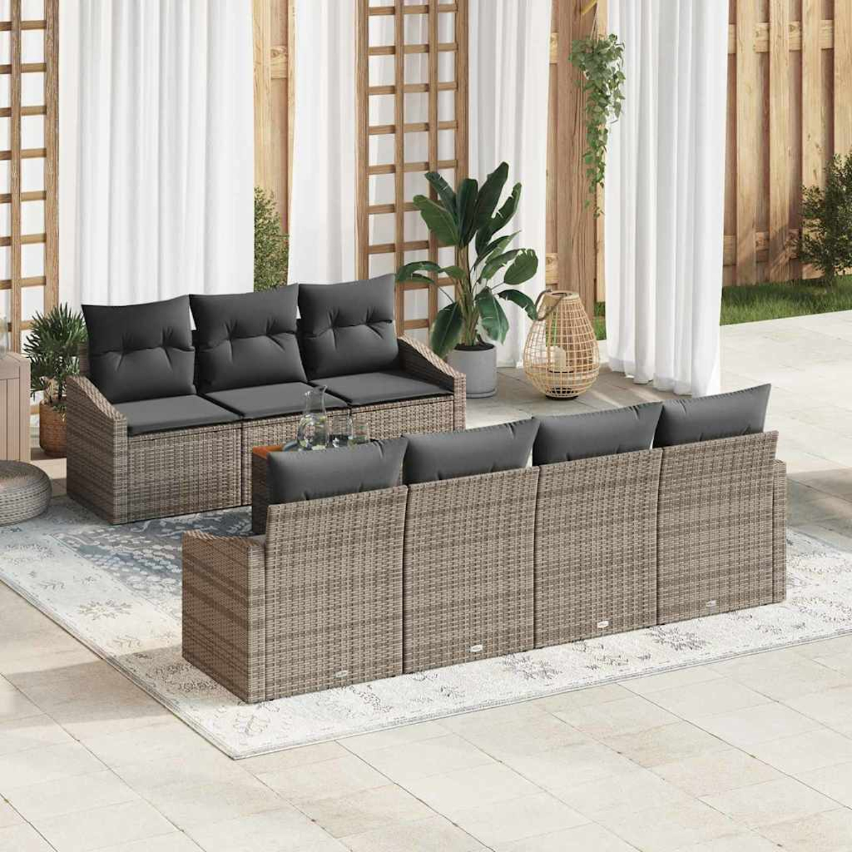 Garten-Terrassenset mit grauen Kissen. Enthält ein Sofa und mehrere Sitzbereiche. Auf einer Terrasse mit weißen Vorhängen und Pflanzen.