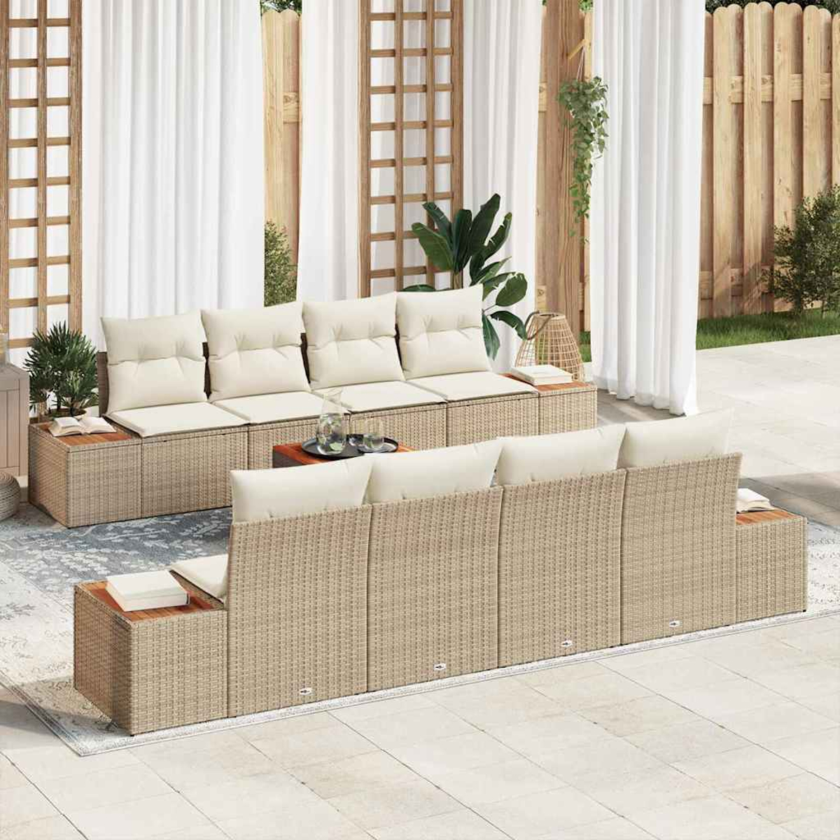 Outdoor-Sitzgruppe mit beigefarbenen Rattansofas, cremefarbenen Kissen. Der Hintergrund hat weiße Vorhänge, Holzzaun, Pflanzen und einen Teppich.