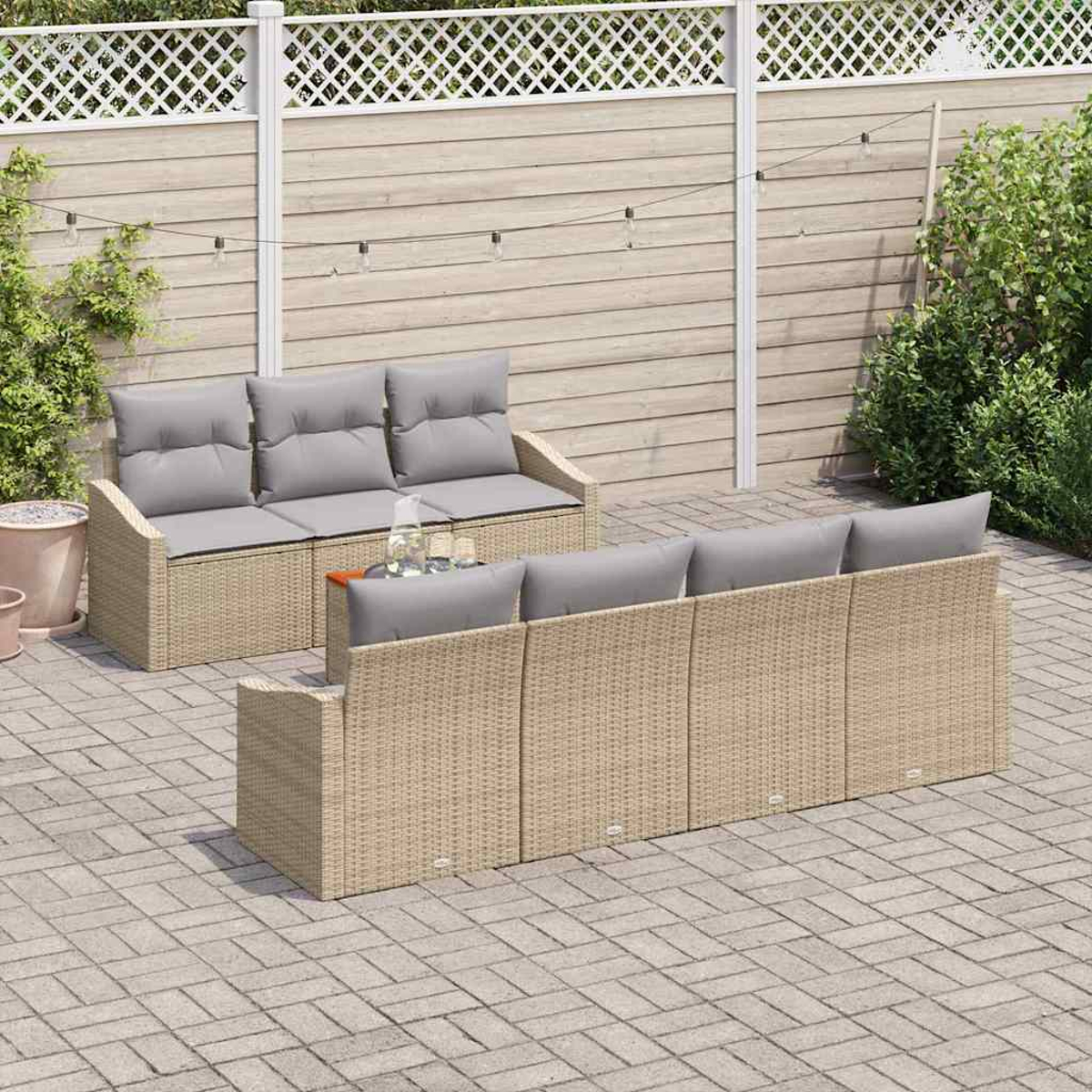 Szene auf der Außenterrasse mit Korbmöbeln. Zwei Sofas, graue Kissen und ein kleiner Tisch. Der Hintergrund zeigt einen Zaun und Grün.