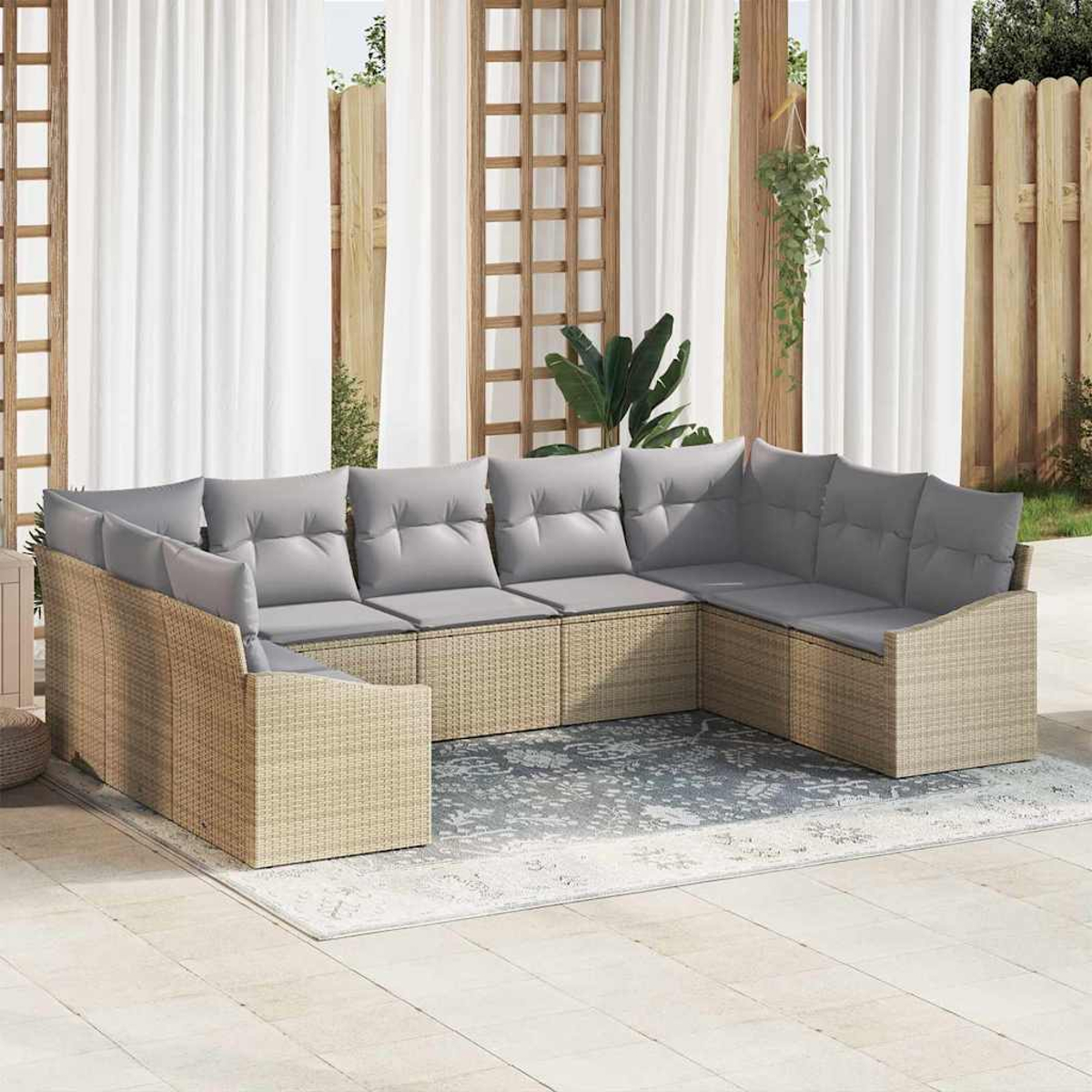 Ein Ecksofa im Freien mit grauen Kissen steht auf einem Teppich. Weiße Vorhänge und ein hölzernes Spalier sind im Hintergrund.