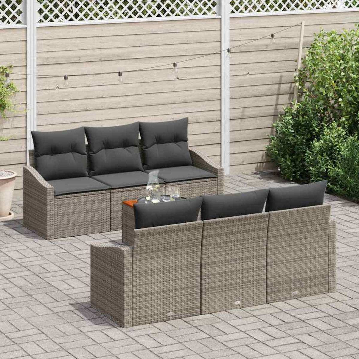 Outdoor-Terrassenmöbel-Set mit grauen Kissen. Enthält ein Dreisitzer-Sofa und ein Zweisitzer-Sofa auf einer Ziegelterrasse.