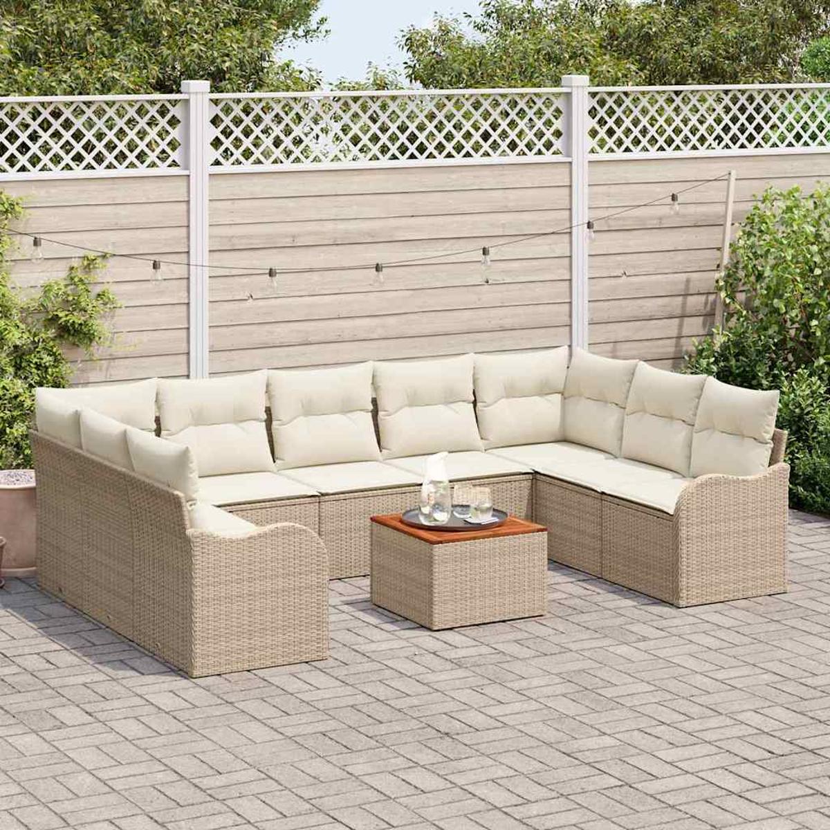 Un juego de patio al aire libre con cojines beige, una mesa pequeña y una valla de madera en el fondo. Luces de cadena encima del conjunto.
