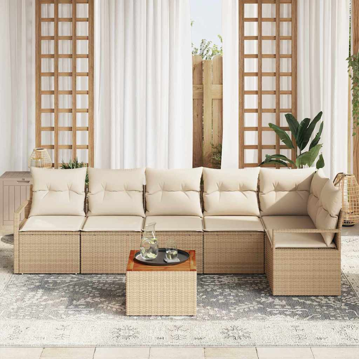 Outdoor-Ecksofa mit beigen Kissen. Ein kleiner Tisch hat ein Tablett mit einer Wasserkaraffe und Gläsern. Vorhänge und ein Holzgitter sind im Hintergrund.