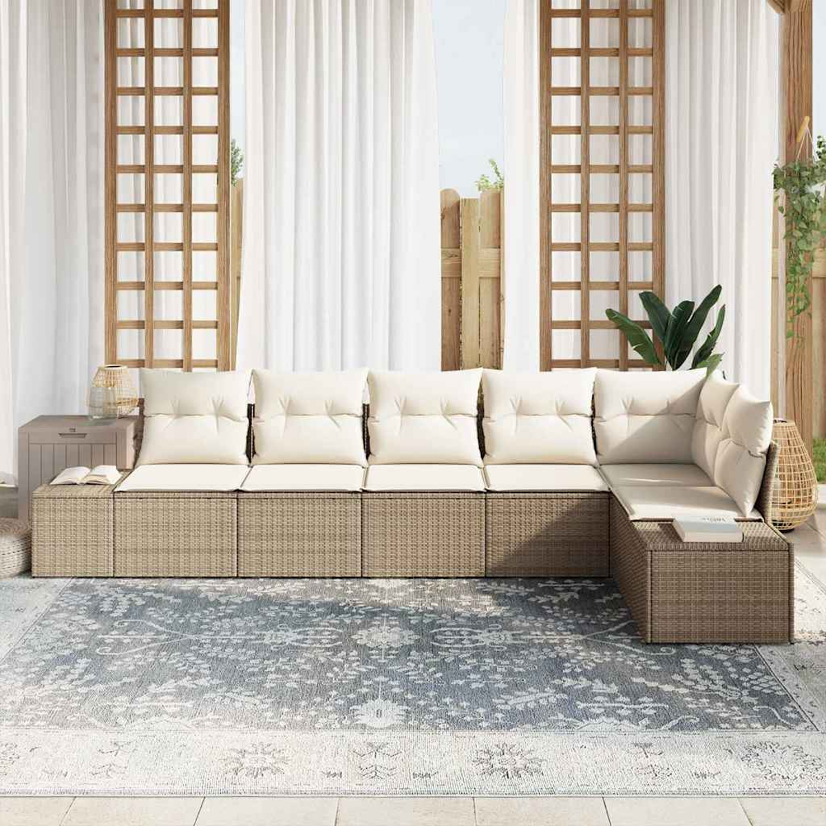 Outdoor-Ecksofa mit cremefarbenen Kissen auf einem gemusterten Teppich, vor weißen Vorhängen, Holzgitter und Pflanzen.