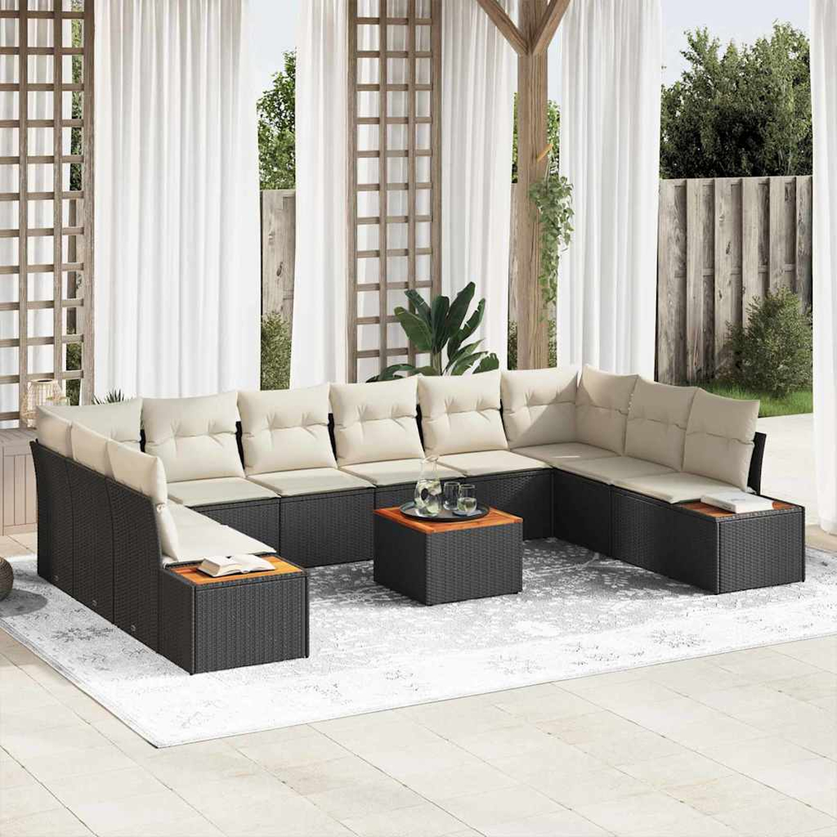 Sofá seccional exterior con cojines beige sobre una alfombra gris. Una mesita con bebidas. Cortinas blancas y enrejado de madera detrás.