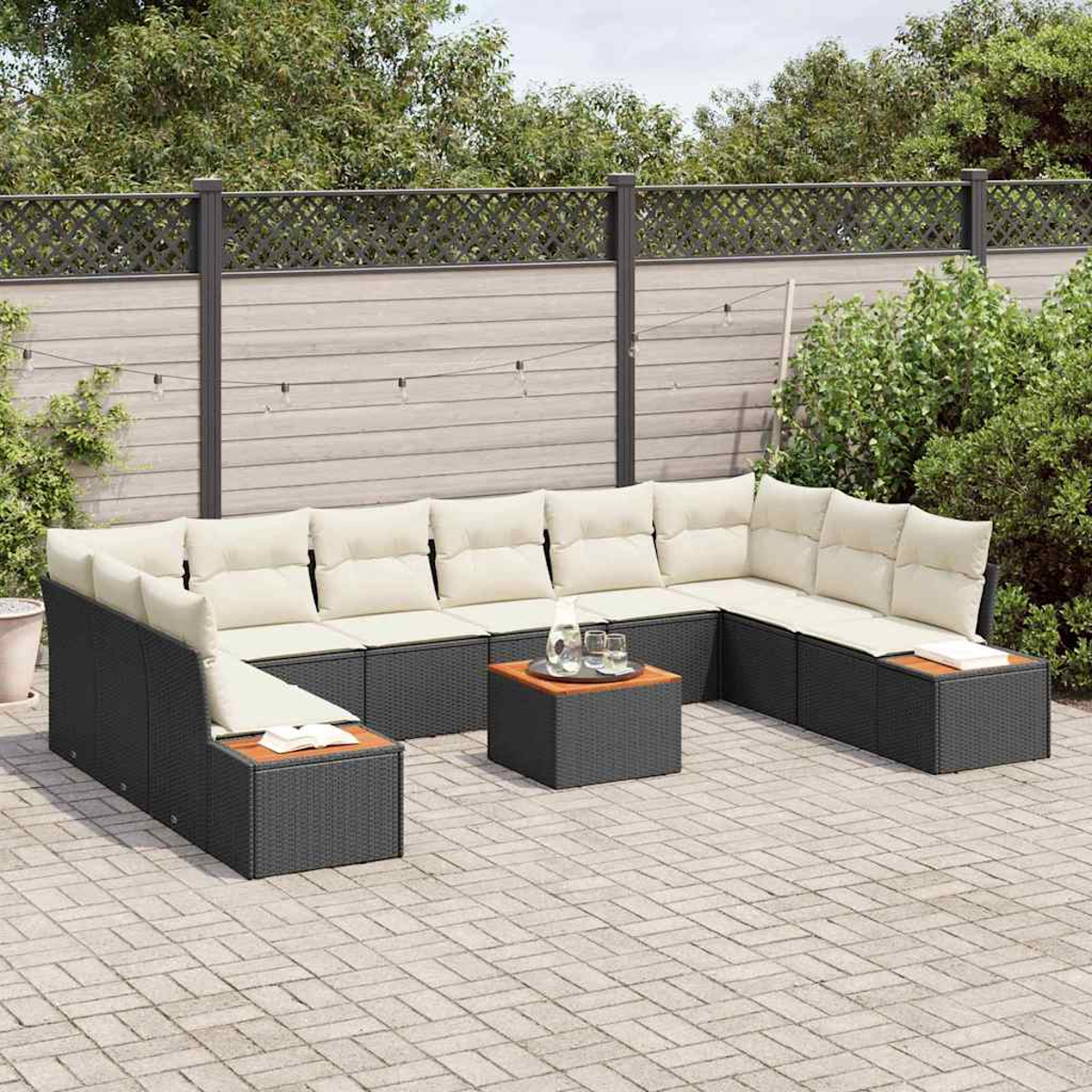 Sofá seccional para exteriores con cojines color crema, mimbre gris oscuro y mesas laterales de madera. Una mesita con vasos en el centro.