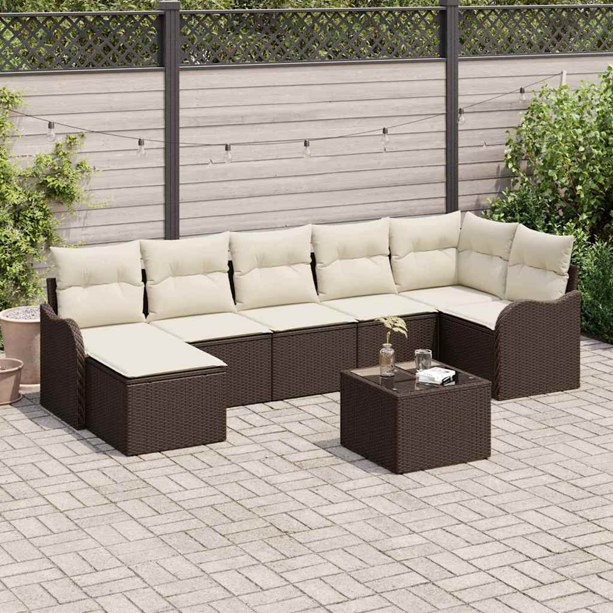 Sofá seccional para exteriores con cojines beige y una mesa pequeña en un patio pavimentado. Plantas y una valla al fondo.