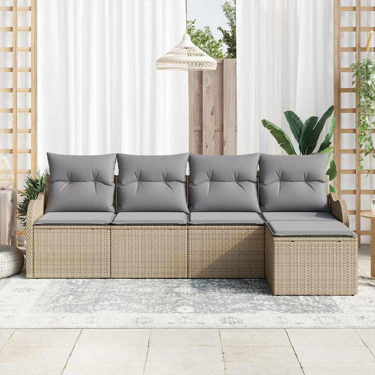 Outdoor-Ecksofa mit grauen Kissen auf einem beigefarbenen Korbgeweberahmen. Ein weißer Vorhang und eine Pflanze sind im Hintergrund.