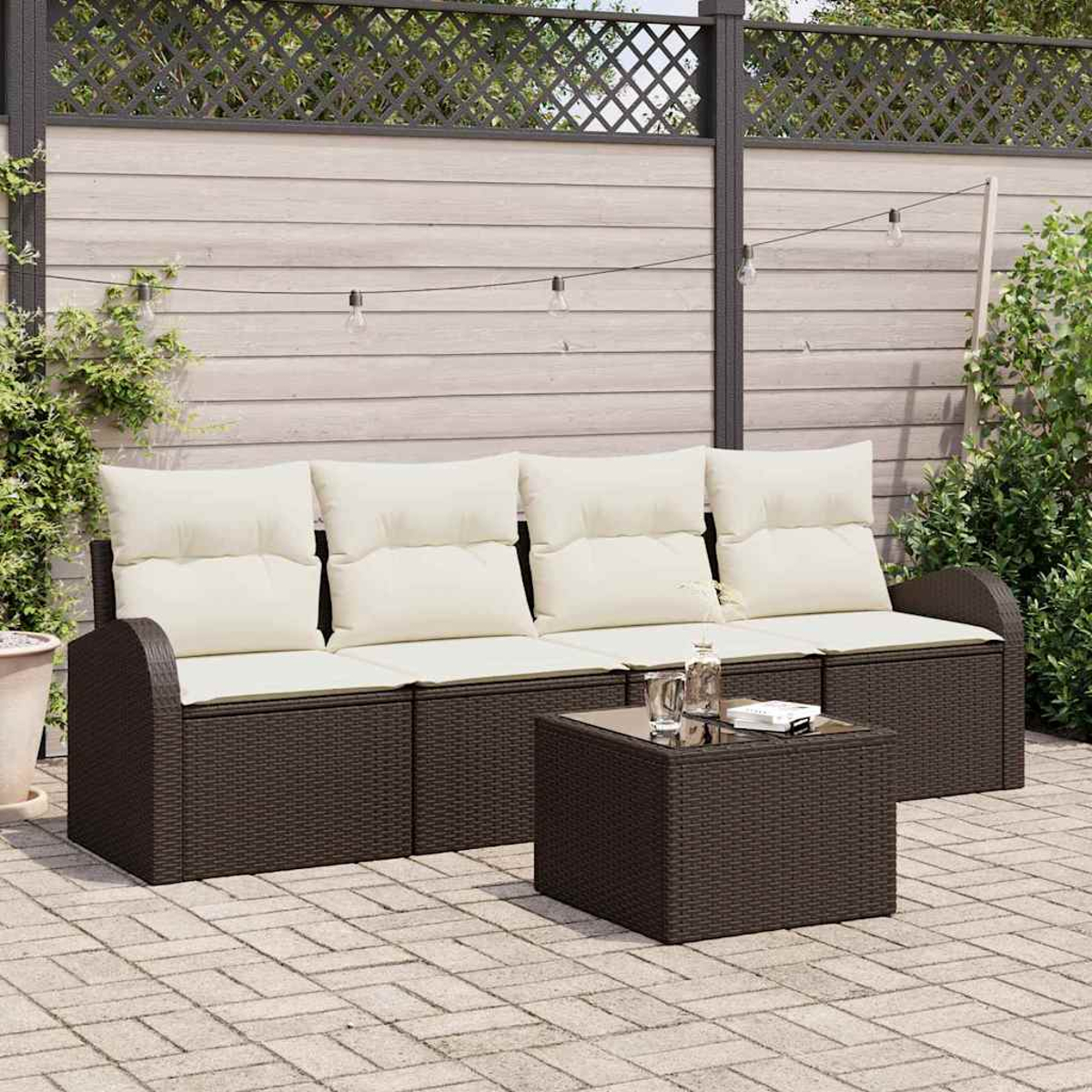 Garten-Terrassenset mit braunem Korbsessel, beigefarbenen Kissen, einem passenden Couchtisch und Holzzaun im Hintergrund.