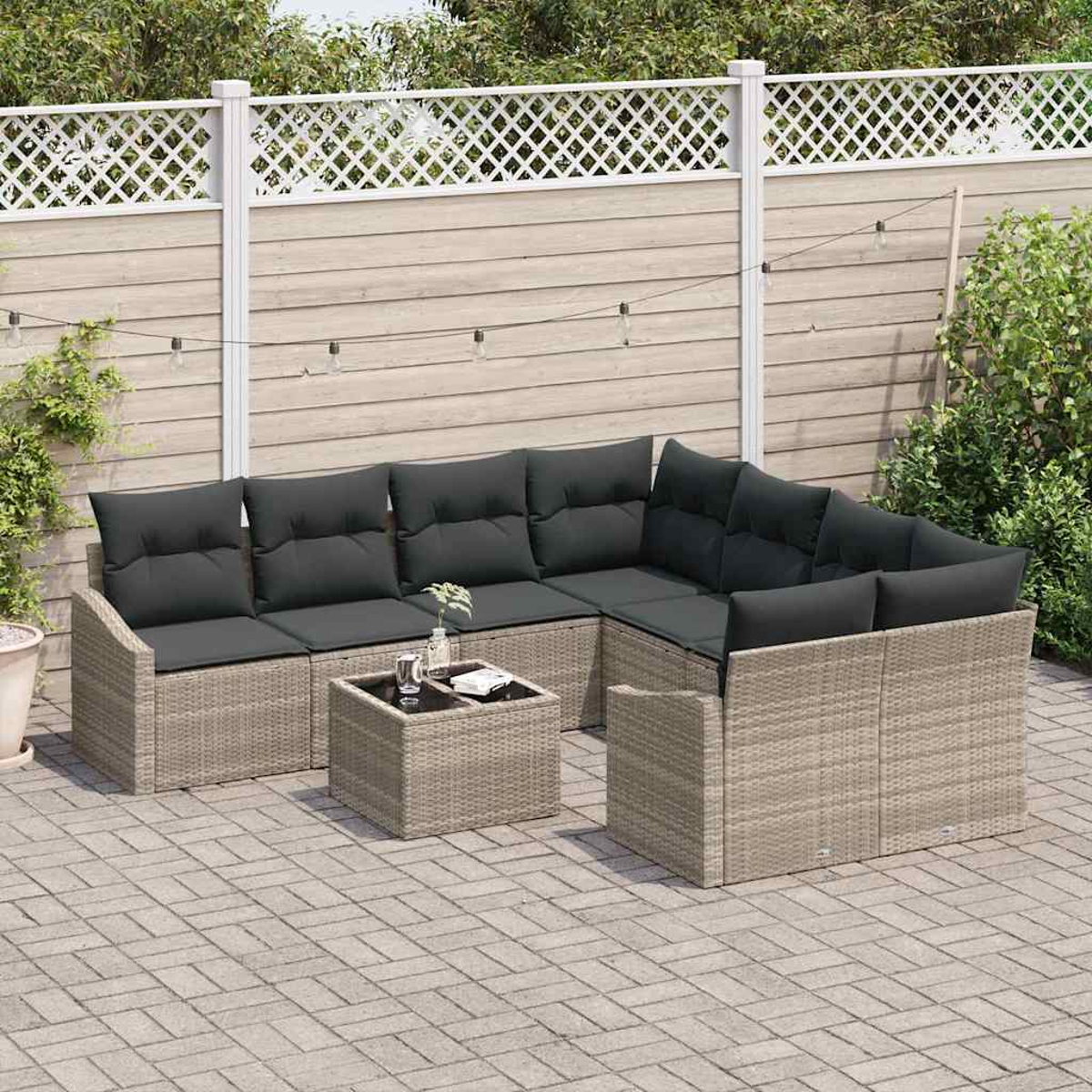 Outdoor-Ecksofa mit dunklen Kissen und einem quadratischen Couchtisch auf einer Terrasse. Holzzaun mit Pflanzen im Hintergrund.