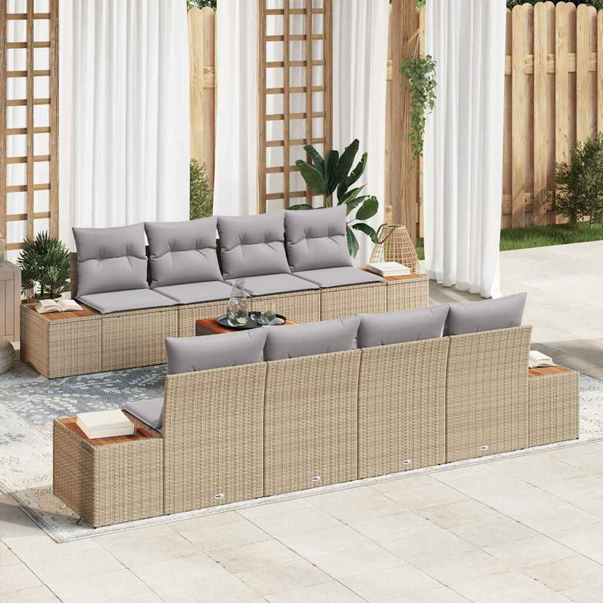 Geflochtenes Outdoor-Sofaset mit grauen Kissen, hölzernen Beistelltischen und durchsichtigen weißen Vorhängen im Hintergrund.