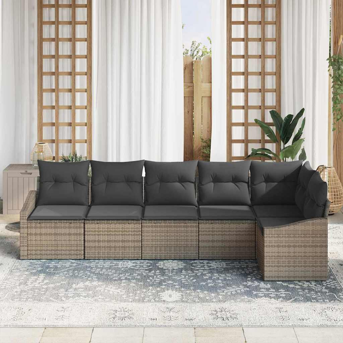 Outdoor-Ecksofa mit grauen Kissen, hellbraunem Rahmen und hellblauem Teppich. Hintergrund mit weißen Vorhängen und Holzdekor.