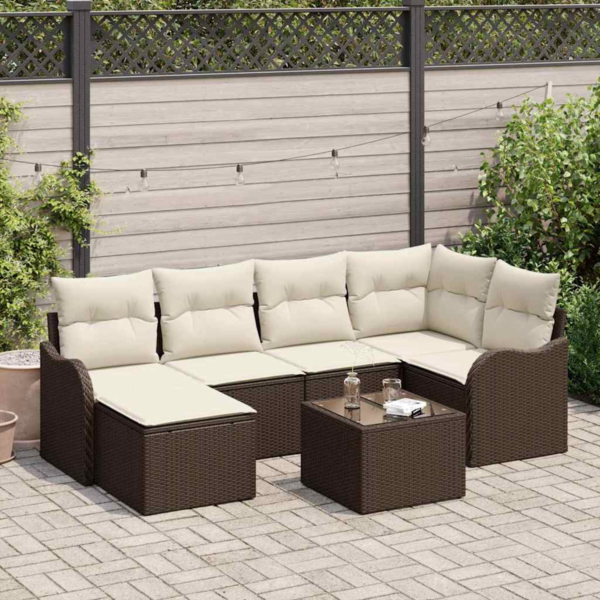 Garten-Sitzgruppe mit braunen Rattangestellen und cremefarbenen Kissen. Davor steht ein kleiner Glastisch. Hinterhof mit Zaun und Pflanzen.