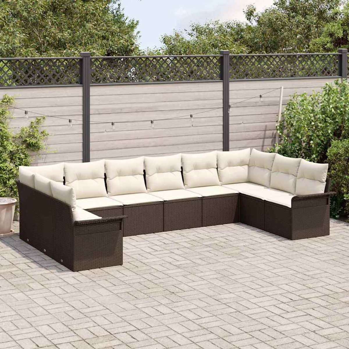 Divano componibile da esterno con cuscini beige e base in vimini marrone scuro. Su un patio in mattoni, con recinzione e fogliame sullo sfondo.