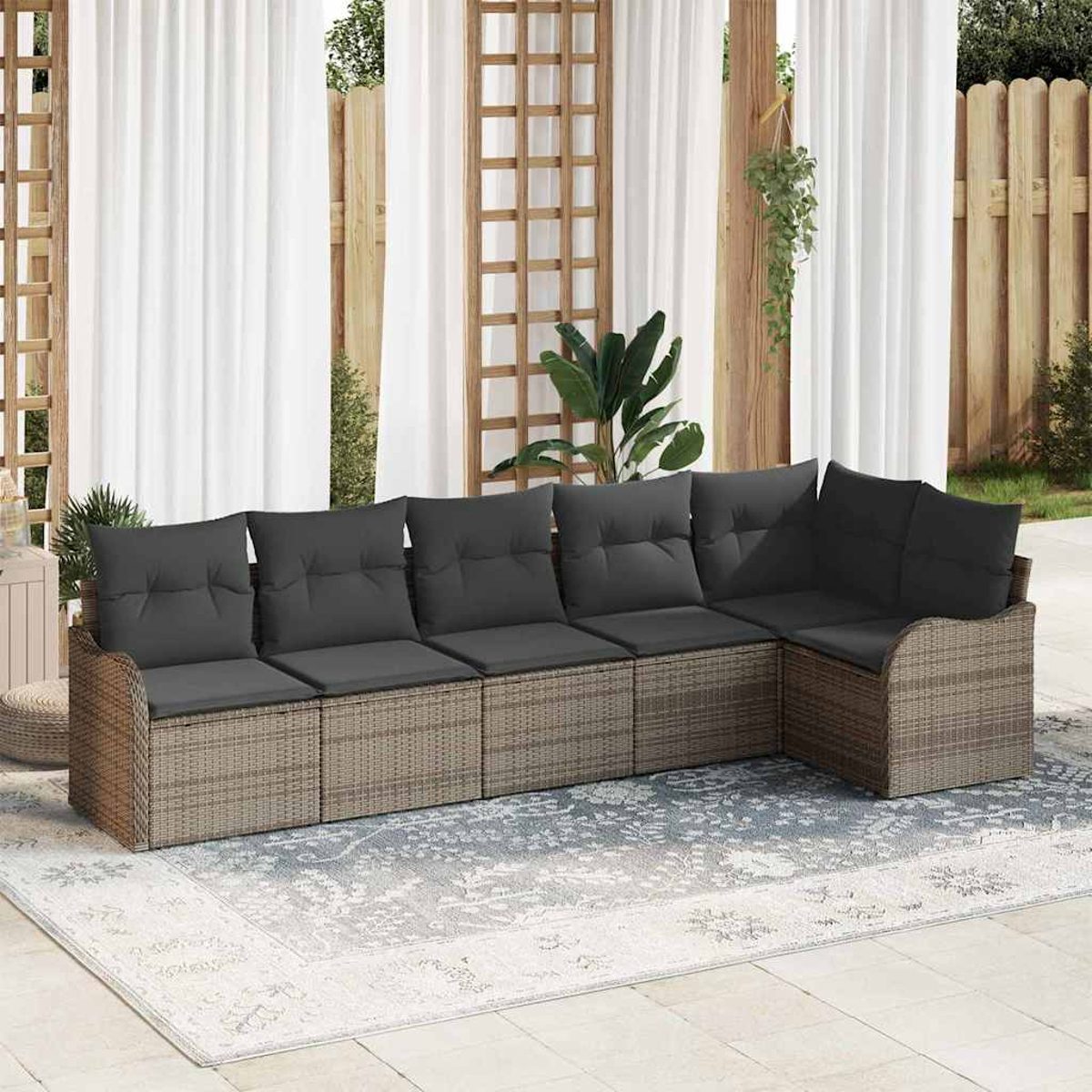 Outdoor-Ecksofa mit grauen Kissen auf einem gemusterten Teppich. Weiße Vorhänge und Holzgitter im Hintergrund.