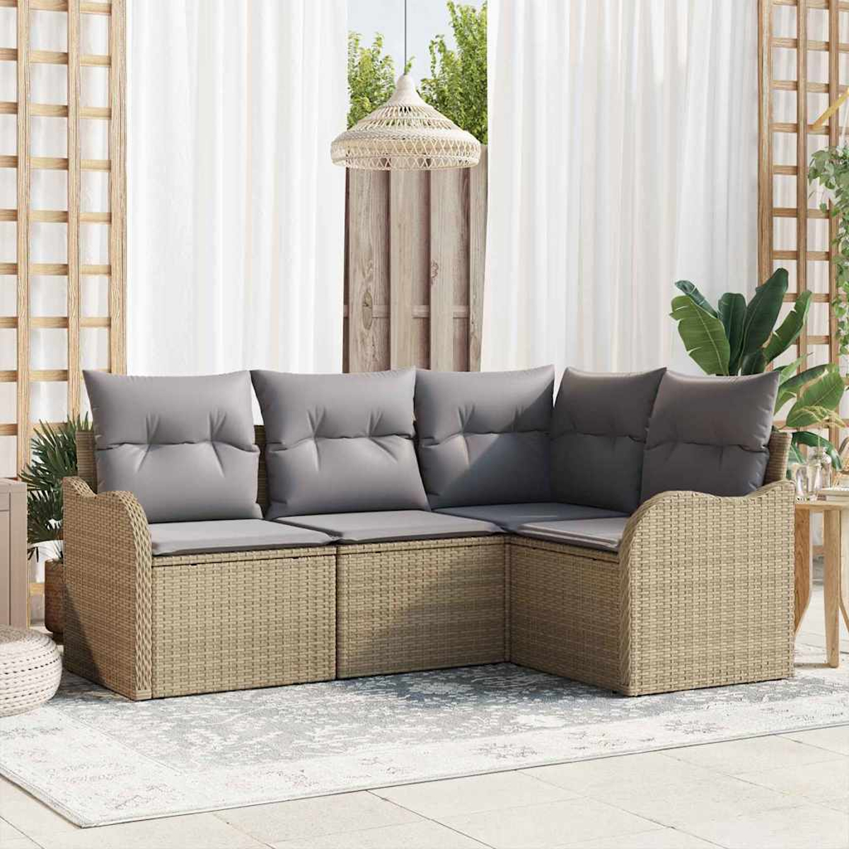 Ecksofa für den Außenbereich mit grauen Kissen. Hintergrund umfasst transparente Vorhänge, Holzgitter und eine Pendelleuchte.