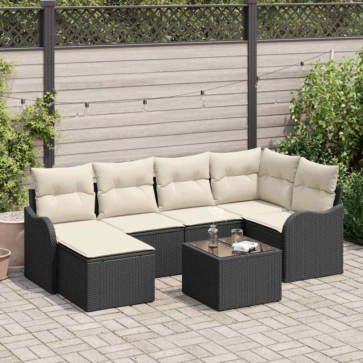 Outdoor-Ecksofa mit cremefarbenen Kissen und einem kleinen Tisch auf einer Backstein-Terrasse. Im Hintergrund ein Zaun mit Lichtern.