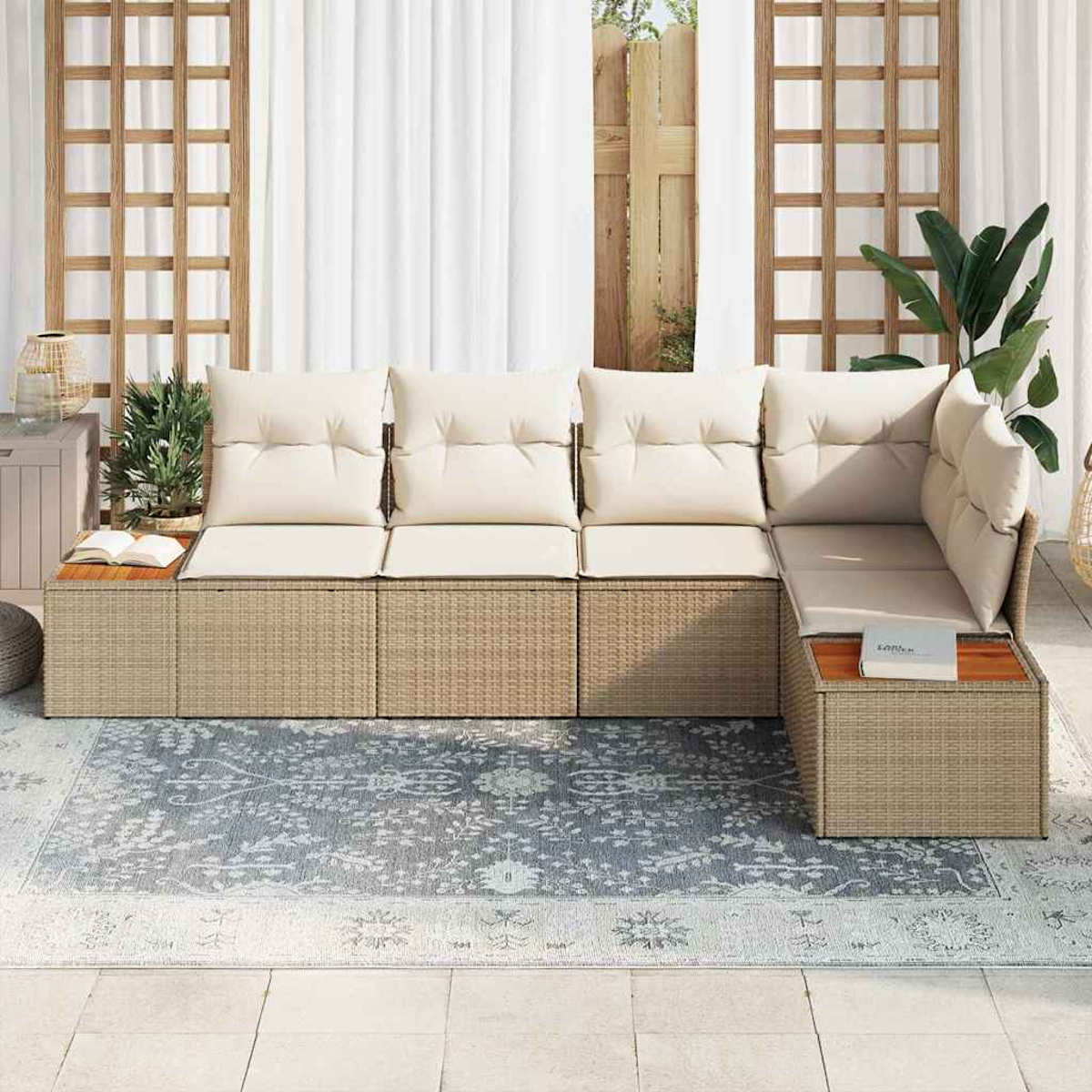 Ein Ecksofa im Freien mit beigefarbenen Kissen steht auf einem gemusterten Teppich. Vorhänge und Holzgitter im Hintergrund.