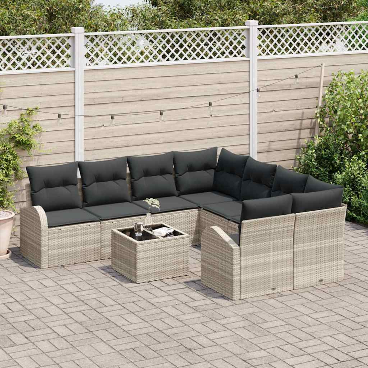 Outdoor-Ecksofa mit schwarzen Kissen und einem kleinen Tisch auf einer Ziegelterrasse. Im Hintergrund ein weißer Gitterzaun.