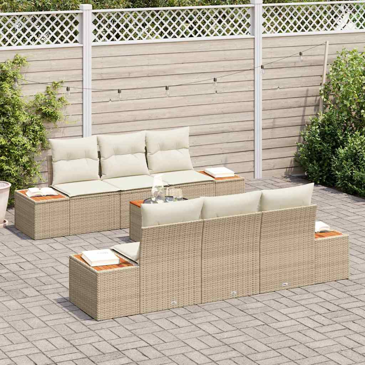 Garten-Sitzgruppe mit beigem Korbgeflecht, cremefarbenen Kissen, Holztischplatten. Hintergrund: Zaun und Grün. Buch und Gläser auf dem Tisch.