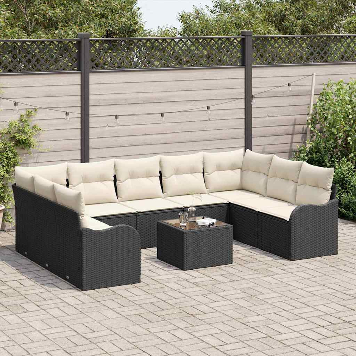 Ein schwarzes Rattan-Ecksofa mit cremefarbenen Kissen steht auf einer Ziegelterrasse. Ein kleiner Tisch und ein Zaun im Hintergrund sind sichtbar.