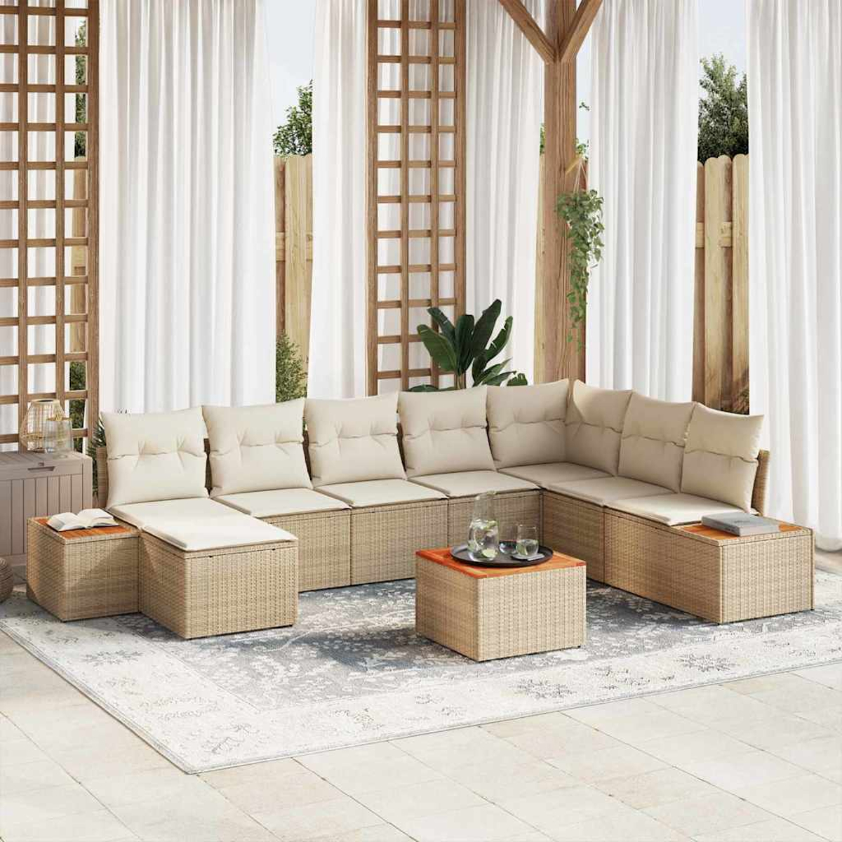 Outdoor-Ecksofa mit beigen Kissen, einem Couchtisch und einem Teppich auf einer Terrasse. Weiße Vorhänge und Holzrahmen im Hintergrund.