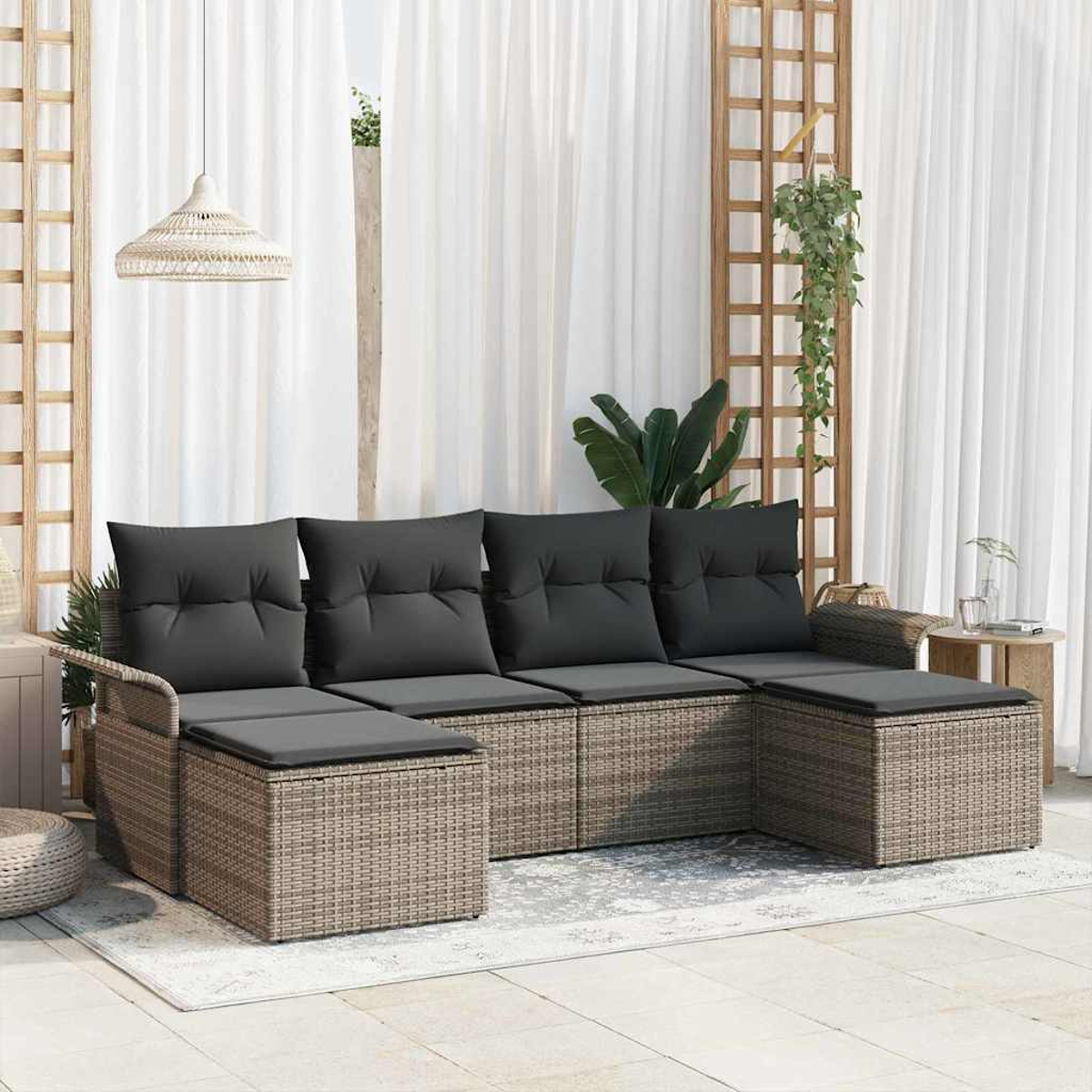 Ein Ecksofa im Freien mit grauen Kissen auf einer Terrasse. Weiße Vorhänge und ein Holzgitter im Hintergrund.
