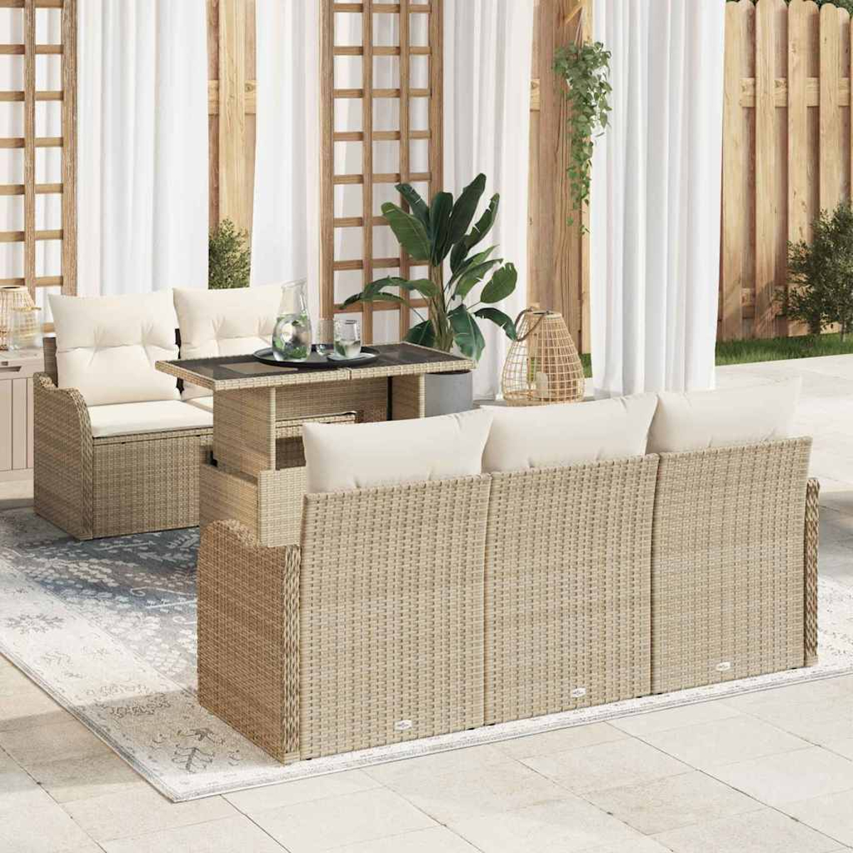 Terrassenset mit beigefarbenen Korbmöbeln, weißen Kissen und einem dunklen Tisch. Weiße Vorhänge und Holzzaun im Hintergrund.