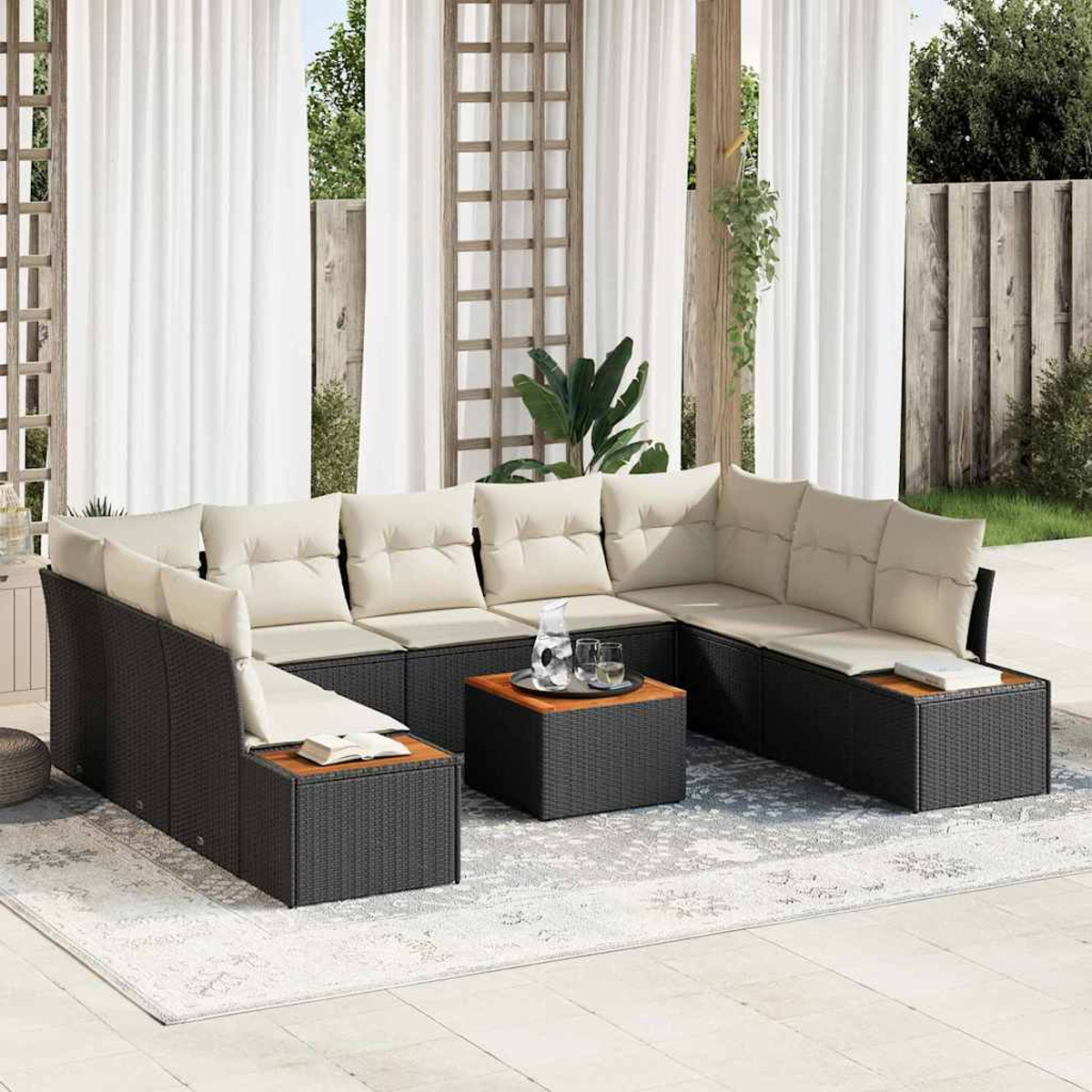Outdoor-Ecksofa mit cremefarbenen Kissen. Zwei Holztische mit Gläsern auf einem gemusterten Teppich, weiße Vorhänge und Holzgitter sind sichtbar.