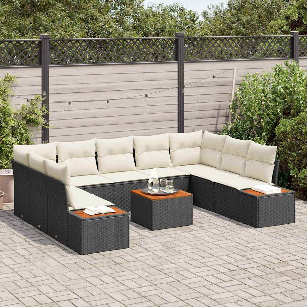 Gartenmöbel-Set mit schwarzem Korbgeflecht, cremefarbenen Kissen und Holztischplatten. Enthält Sofa, Couchtisch und Beistelltische.