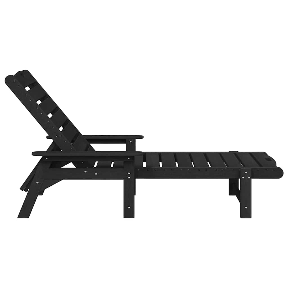 Una tumbona de madera negra. Está vacía y tiene asiento y respaldo de listones. El respaldo es ajustable. Está sobre un fondo blanco.