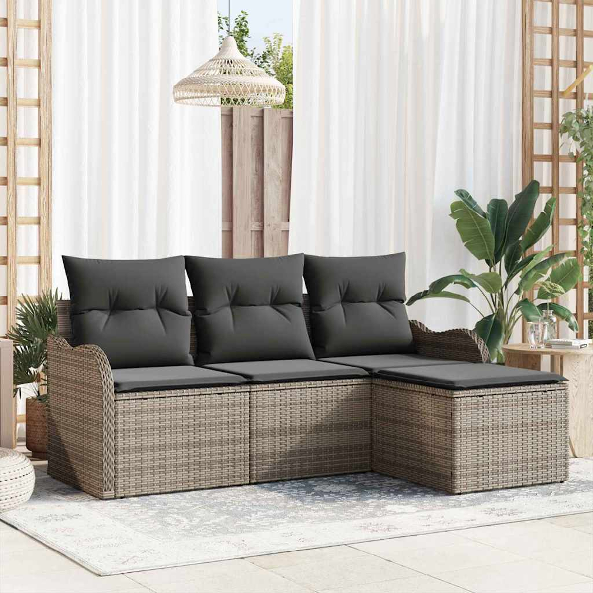 Outdoor-Ecksofa mit grauen Kissen. Weiße Vorhänge im Hintergrund. Pflanzen und eine gewebte Lampe sind sichtbar.