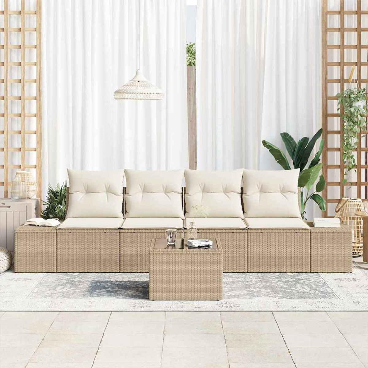 Gartenmöbel mit beigen Kissen, einem gewebten Couchtisch und weißen Vorhängen. Pflanzen und Holzgitter verleihen der Szene eine natürliche Note.