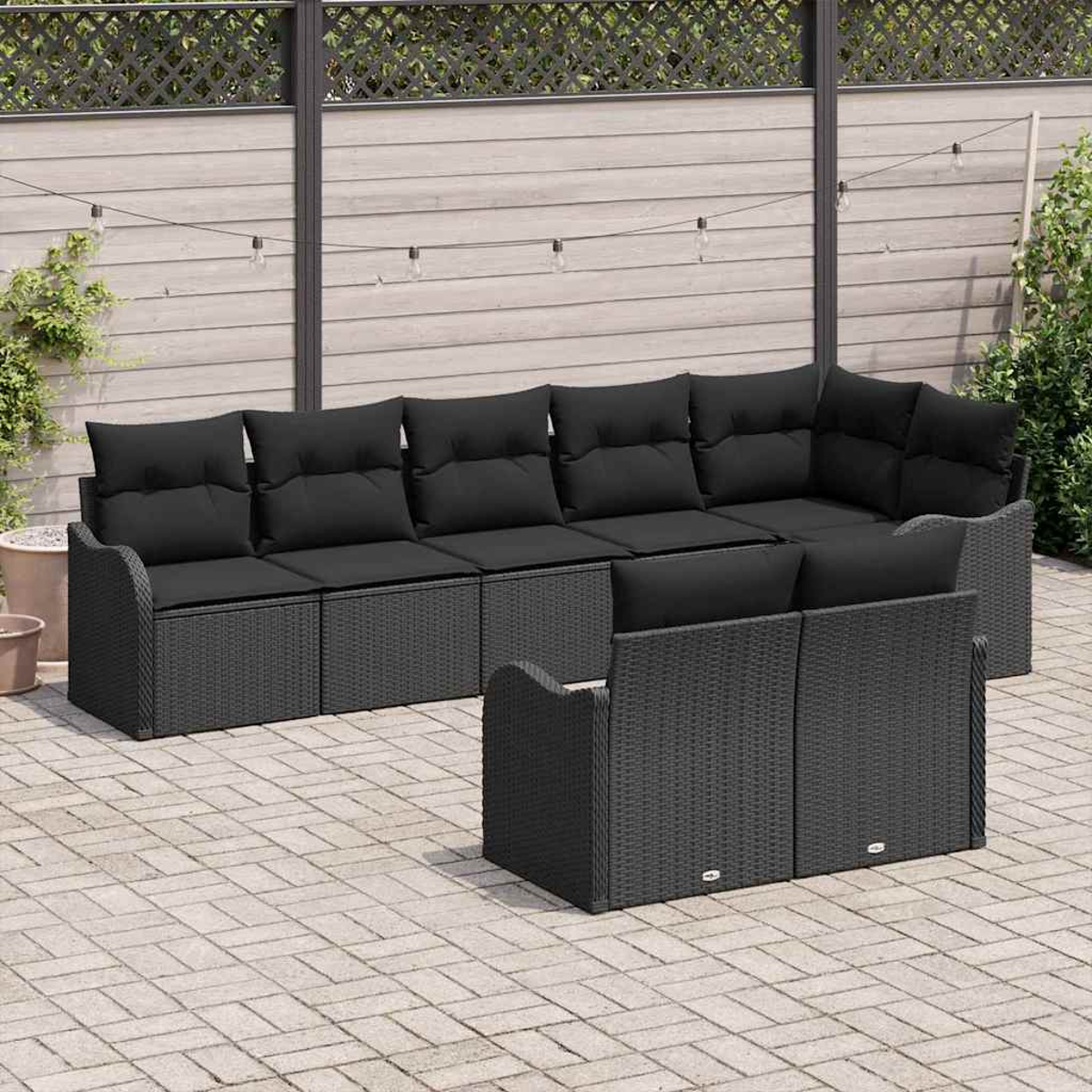 Garten-Lounge-Set mit schwarzen Kissen. Ein großes Ecksofa und ein kleineres Zweisitzer-Sofa auf einer gepflasterten Terrasse.