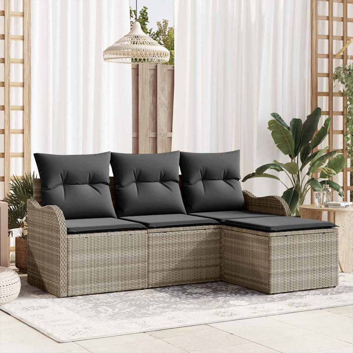 Outdoor-Ecksofa mit grauen Kissen. Weiße Vorhänge, eine Hängelampe und Pflanzen im Hintergrund.