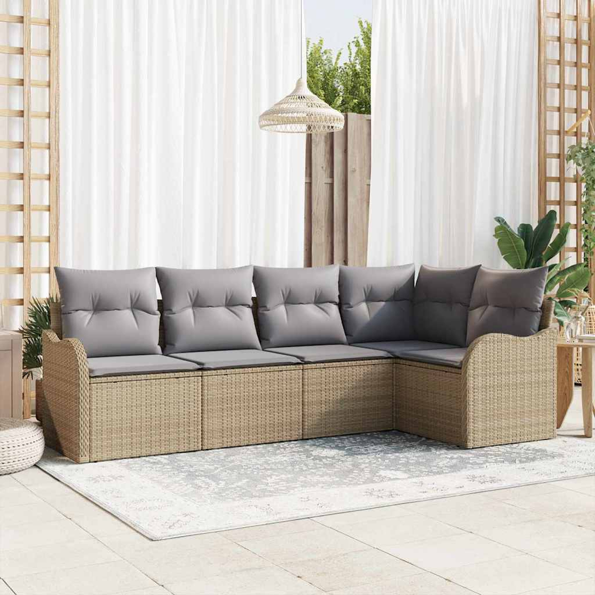 Ein Ecksofa im Freien mit grauen Kissen steht auf einem Teppich. Weiße Vorhänge und eine gewebte Lampe hängen über dem Sofa.