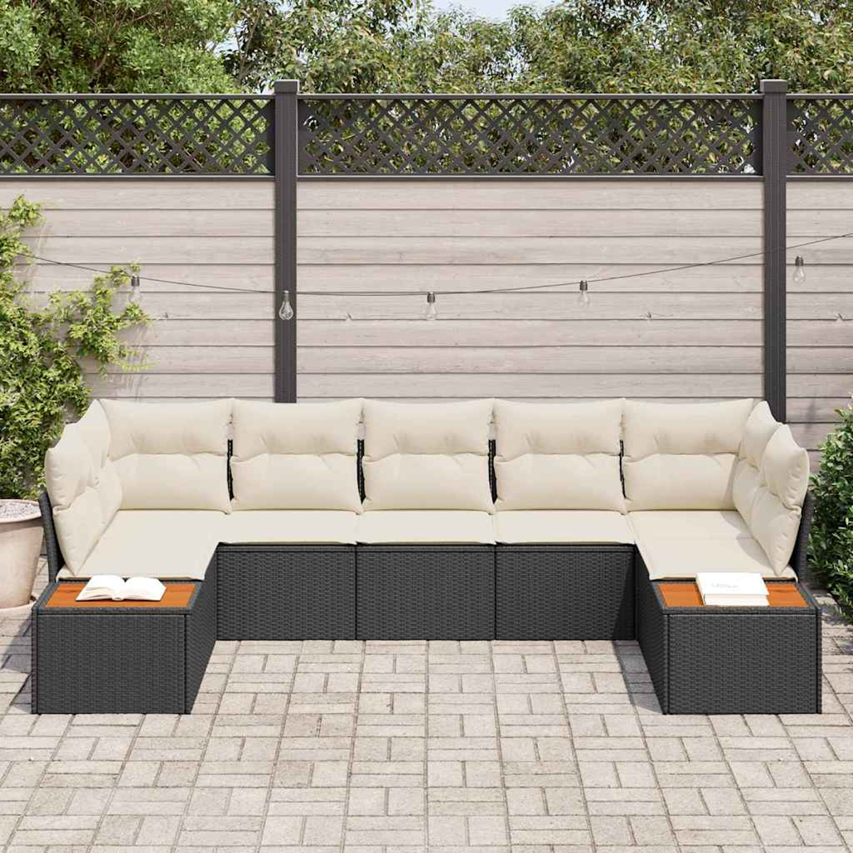 Sofá seccional para exteriores con cojines crema y base de mimbre negro. Dos mesas laterales de madera con libros. Ubicado en un patio pavimentado.