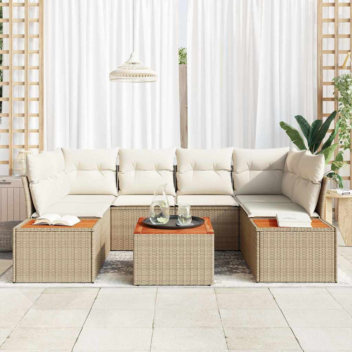Outdoor-Ecksofa mit cremefarbenen Kissen und Rattansockel, mit einem Holztisch und weißen Vorhängen im Hintergrund.