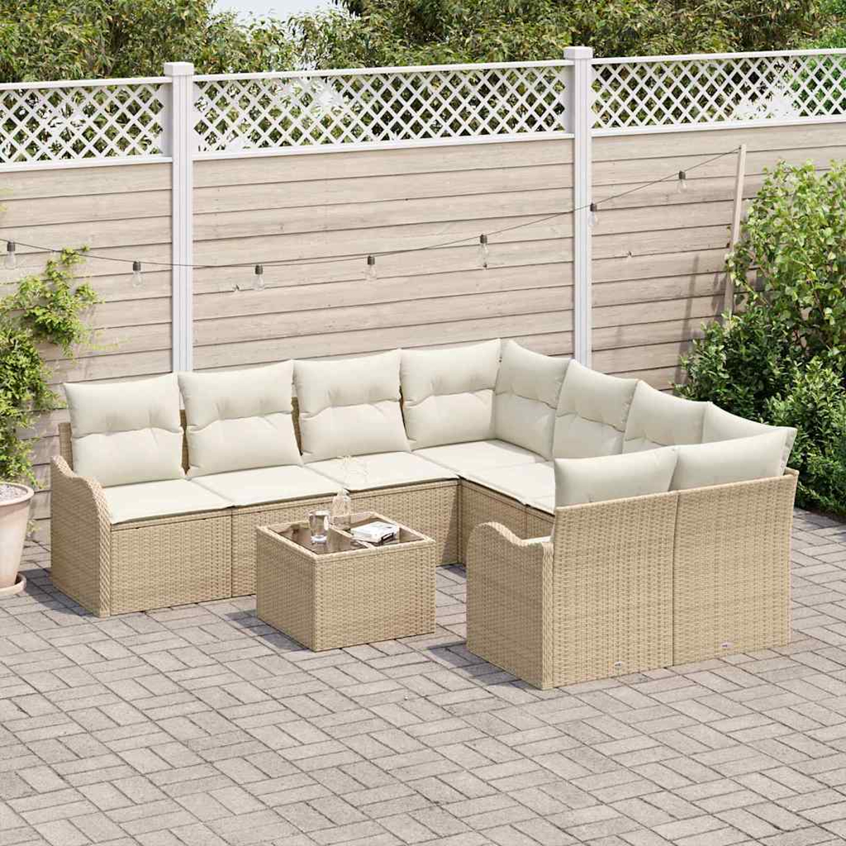 Beiges Outdoor-Sofa aus Korbgeflecht mit cremefarbenen Kissen, einem Couchtisch und einem weißen Zaun auf einer Backsteinterrasse.