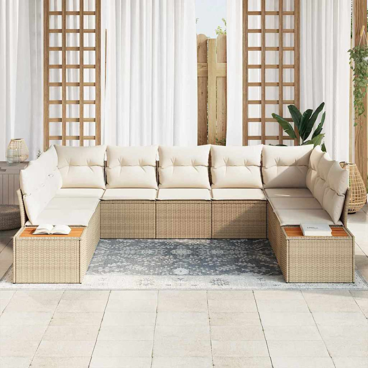 U-förmiges Outdoor-Sofa mit cremefarbenen Kissen und einem Korbgeflecht. Weiße Vorhänge, Holzgitter und ein gemusterter Teppich.