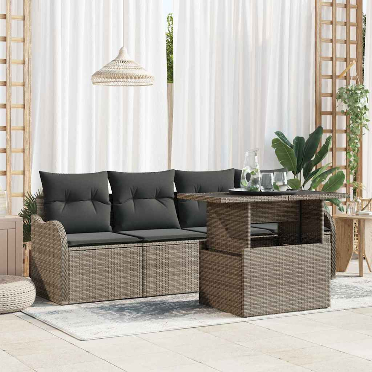 Szene im Freien mit einem Korbmöbelsofa, Tisch und Pflanzen. Weiße Vorhänge im Hintergrund. Eine Pendelleuchte hängt über dem Sofa.