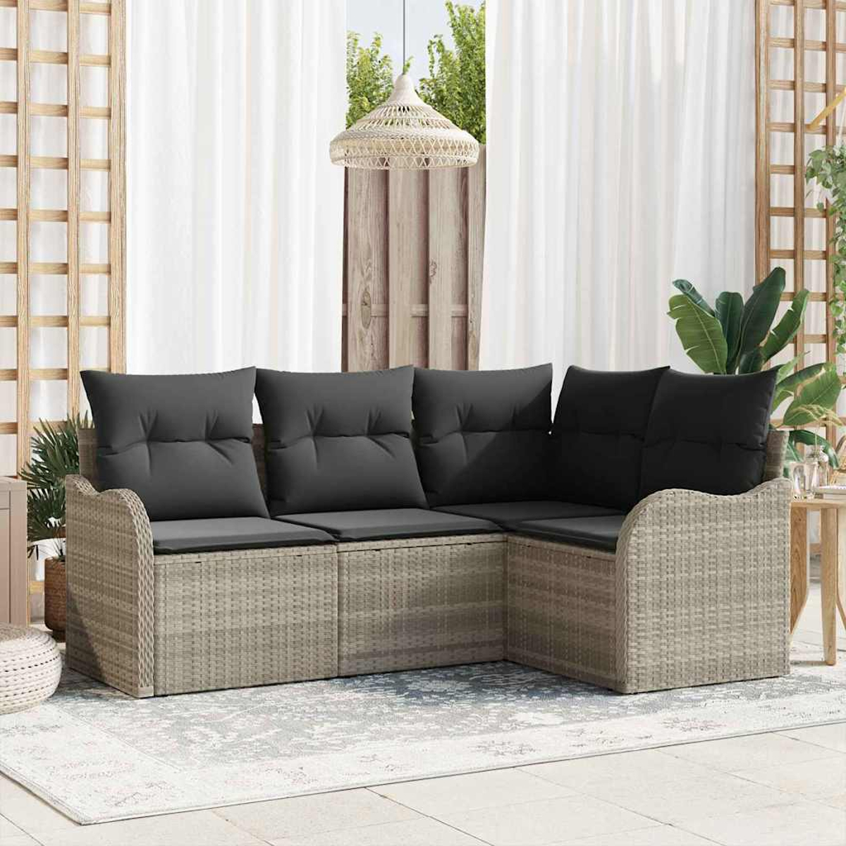 Ein Ecksofa im Freien mit grauen Kissen. Im Hintergrund sind weiße Vorhänge und eine gewebte Lampe zu sehen.